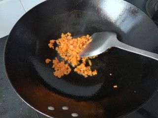 10、自制披萨,下胡萝卜翻炒约一分钟,盛出备用(胡萝卜是脂溶性的,过一下油锅不仅营养容易吸收,也能去掉胡萝卜特有的萝卜腥味)。