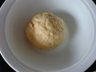 11、自制披萨,这是发过的面团,比原来稍大了一点,我赶时间没有发太久,这个不是做包子不一定要发到一倍以上。