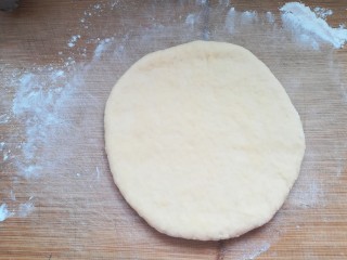 13、自制披萨,用擀面杖擀成圆片。