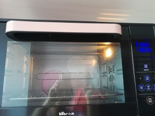 14、自制披萨,现在把烤箱开起来200度预热5分钟,即把时间设定为20分钟,剩下15分钟把披萨烤熟。