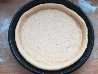 16、自制披萨,用叉子叉一些小孔。