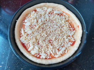 18、自制披萨,再放入一层芝士。