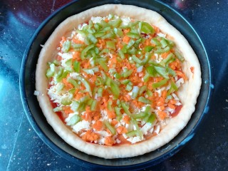 19、自制披萨,依次放入胡萝卜和青椒。