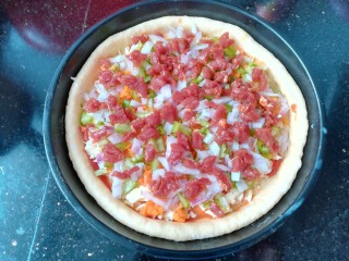 20、自制披萨,再放入洋葱和牛肉。