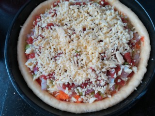 21、自制披萨,最后再铺一层芝士。