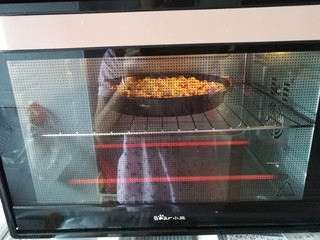 22、自制披萨,把披萨盘放入预热好的烤箱中,200度15分钟即可。