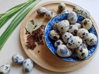 1、红烧鹌鹑蛋,准备所需食材。