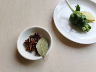 5、红烧鹌鹑蛋,将花椒、八角、香叶用水冲洗一下，小葱打成葱节，姜切片。