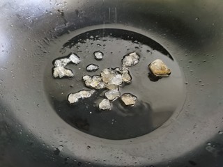 6、红烧鹌鹑蛋,锅里倒入少许食油，加入冰糖，炒至冰糖化开呈琥铂色。