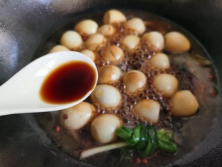 11、红烧鹌鹑蛋,加入生抽和料酒。