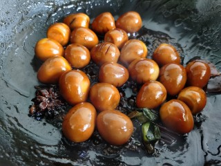 13、红烧鹌鹑蛋,煮到鹌鹑蛋上色，汤汁收浓就好了。。