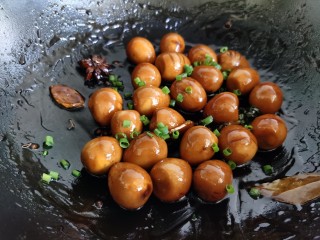 14、红烧鹌鹑蛋,关火后撒上点小葱花。