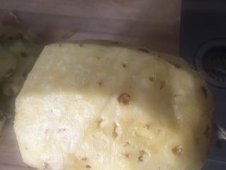 2、水果披萨,菠萝????削皮，切块备用