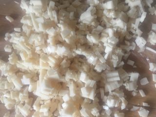 3、水果披萨,将马苏里拉奶酪切成碎丁