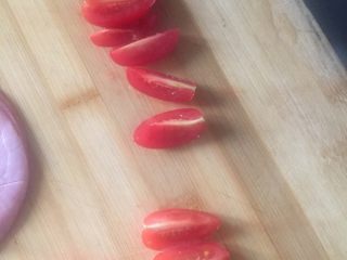 4、水果披萨,圣女果切好备用