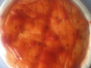 6、水果披萨,在饼坯上涂上披萨酱