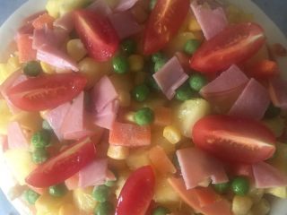 10、水果披萨,在加上火腿片和圣女果做点缀