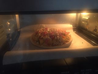 12、水果披萨,放入烤箱中，上下加热180°，烤20分钟