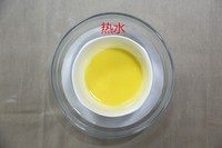 2、牛奶方块小饼干,黄油切成小块，然后隔热水融化。