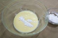 6、牛奶方块小饼干,分次放入糖粉搅匀（建议分次并一边搅拌一边慢慢地一点点地加入）。