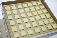 10、牛奶方块小饼干,烤箱180度预热10分钟，在预热的同时，把切好的方形小饼干整齐地排列在烤盘上。