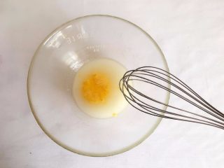 2、香酥脆燕麦饼干,加入鸡蛋液、牛奶搅打均匀