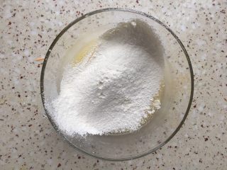 3、香酥脆燕麦饼干,低粉、泡打粉混合筛入；