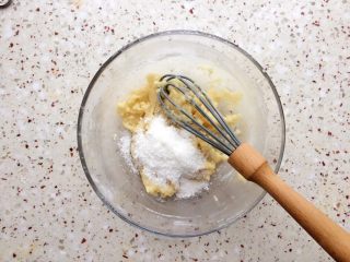 5、香酥脆燕麦饼干,加入椰蓉拌均匀；