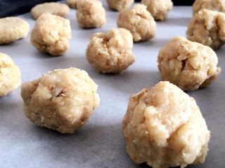 8、香酥脆燕麦饼干,分成15g左右大小的小剂子；