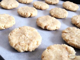 9、香酥脆燕麦饼干,烤盘铺上油纸，均匀的摆在烤盘上，静置15分钟；