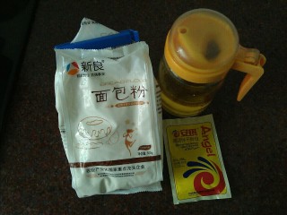 1、培根披萨,准备好制作饼皮的材料