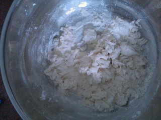 2、培根披萨,将面粉,酵母,盐,糖,清水和成面团