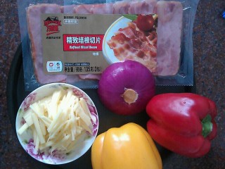 4、培根披萨,准备好食材,这个可以随着个人喜好不同而更改,随意加入自己喜欢的蔬菜和肉类