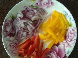 5、培根披萨,青红椒,洋葱切丝,培根切小片,马苏里一定要切碎