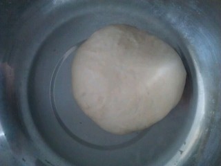 6、培根披萨,发酵好的面团排空气体,醒发10分钟左右