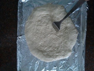 7、培根披萨,用擀面杖擀开,成内薄外厚披萨饼,用叉子密密麻麻的叉上小孔