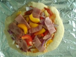 10、培根披萨,把各种蔬菜肉片均匀的铺上去