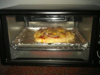 12、培根披萨,然后进烤箱,烤约20分钟左右,烤到芝士有点焦焦的就可以了!