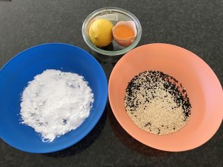 1、芝麻香煎三文鱼,准备配料：黑白芝麻+玉米淀粉+鸡蛋+柠檬，