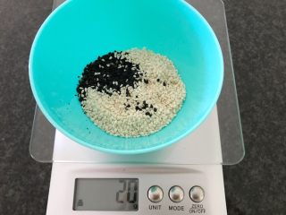 2、芝麻香煎三文鱼,黑白芝麻各10g，共20g