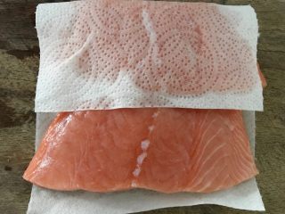 4、芝麻香煎三文鱼,先把三文鱼洗净，用厨房纸吸干，