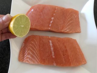 5、芝麻香煎三文鱼,撒上少许柠檬汁，