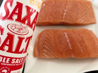 6、芝麻香煎三文鱼,再撒少许盐腌制10分钟，