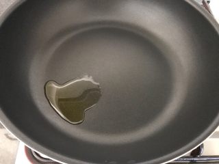 7、芝麻香煎三文鱼,锅中倒入橄榄油（其它油也可以），