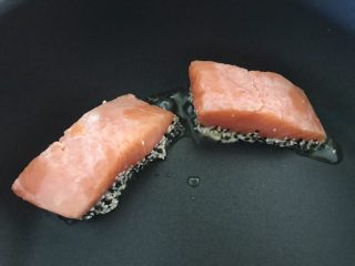 11、芝麻香煎三文鱼,然后把三文鱼放进锅里开大火，煎制金黄色，