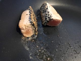 12、芝麻香煎三文鱼,再翻面，三面煎制变色（这里樱桃啰嗦一下，喜欢吃嫩的伙伴们，煎之变色肉身很嫩，反之，就是另一种口感，看个人喜好而定），