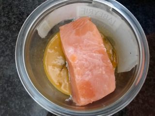 9、芝麻香煎三文鱼,再放入搅拌过的鸡蛋里抹一下，