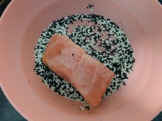 10、芝麻香煎三文鱼,最后在芝麻上面抹一下，（切记都是沫带皮的一面），