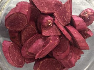 3、芝士焗紫薯,紫薯去皮成小块入锅蒸20分钟