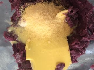 9、芝士焗紫薯,加入芝士粉和牛奶